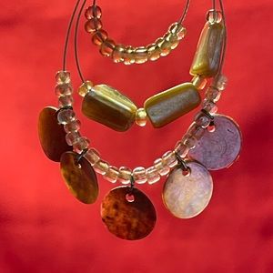 3 Coral-colored mother-of-pearl bracelets and matching earrings